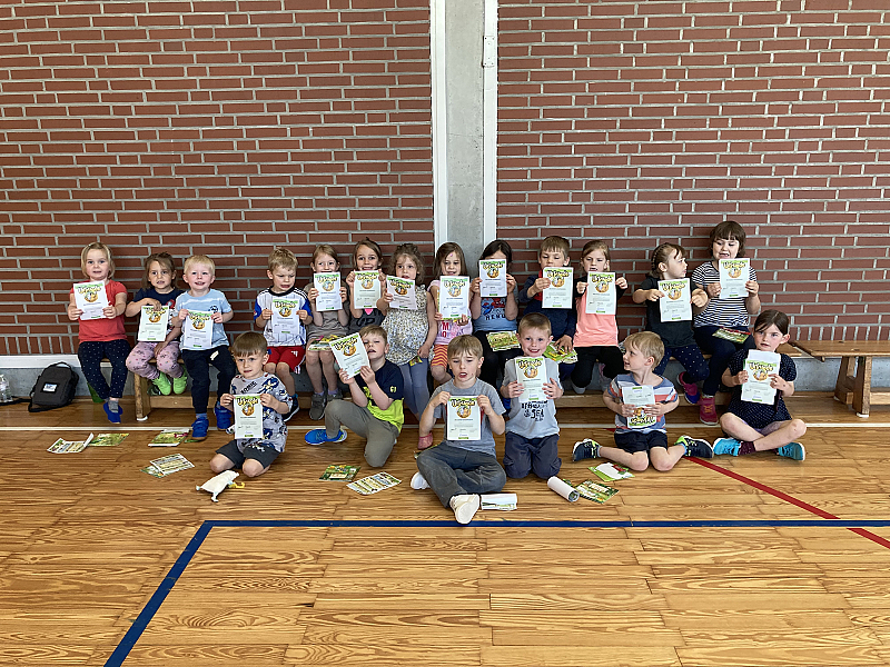 19 Turnkinder erhalten das Minisportabzeichen